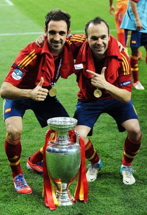 انتخاب إنييستا أفضل لاعب في كأس أوروبا 2012 لكرة القدم